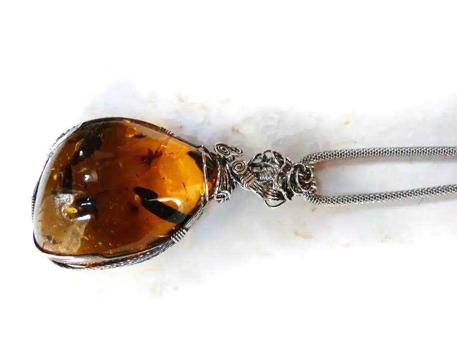 مجوهرات الكهرمان