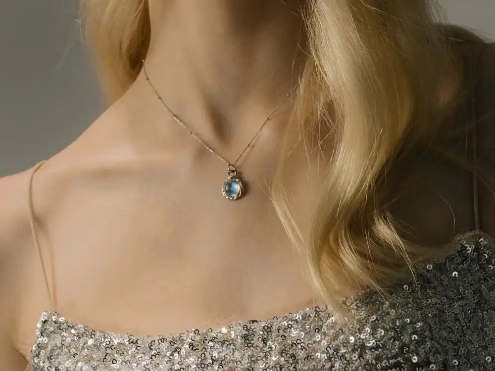 عقد مصنوع من حجر القمر